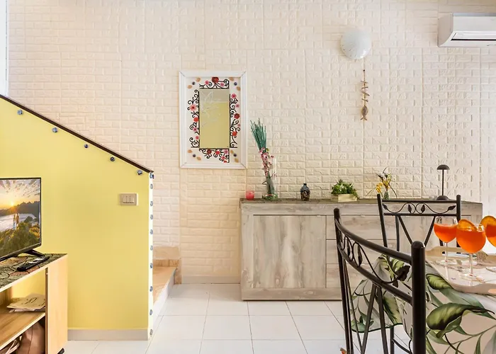 Guesthost - La Collina - Yellow Apartment!